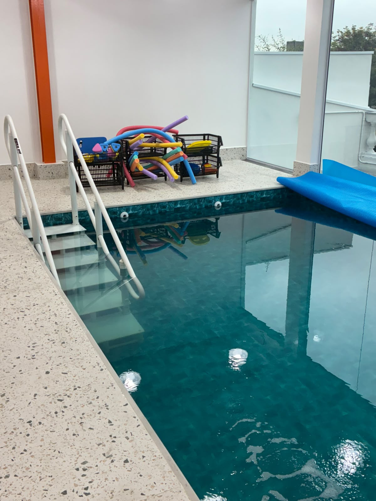 Piscina aquecida do Núcleo Joy para hidroterapia infantil